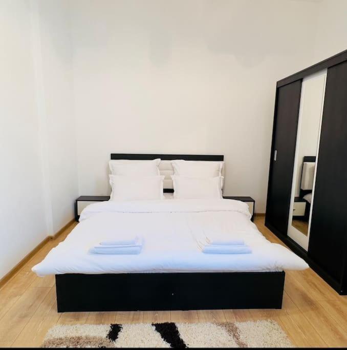 Cozy 1Br Apartment•Central•Quiet Bukarest Kültér fotó